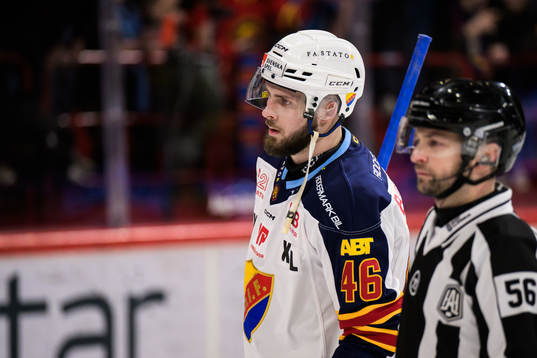 Djurgårdens Albin Grewe lämnar isen