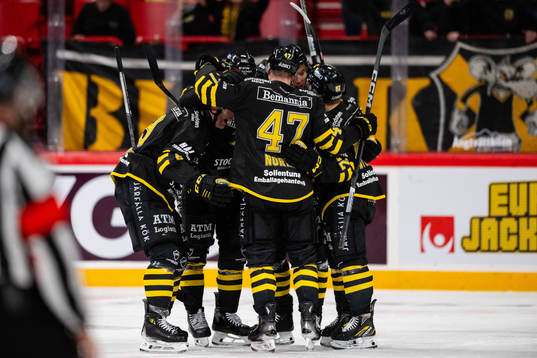 AIKs Richard Gynge jublar med lagkamrater