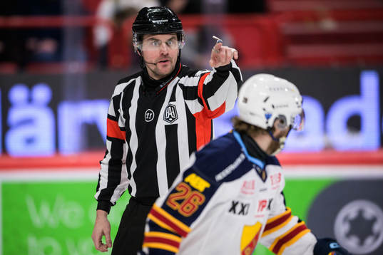 Domare Jesper Karlsson och Djurgårdens Emil Berglund