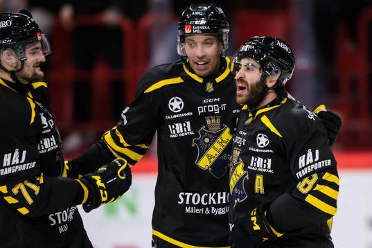AIKs Mathew Maione, Branden Troock och Oscar Nord jublar