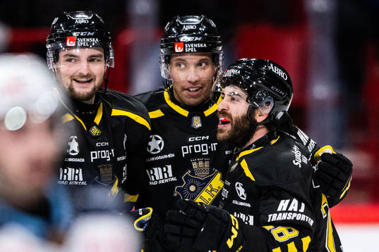 AIKs Mathew Maione jublar med Branden Troock och Oscar Nord
