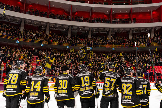 AIKs spelare och supportrar jublar