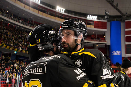 AIKs Mathew Maione och Kristoff Kontos jublar