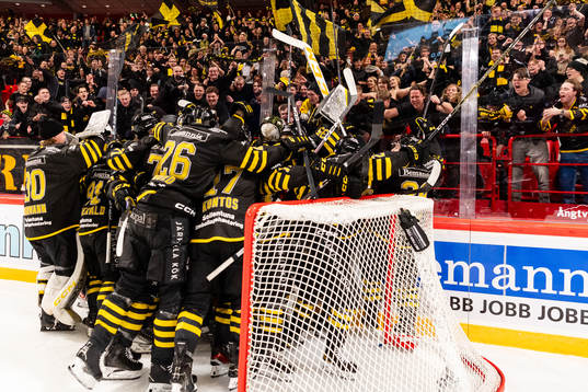 AIKs spelare jublar
