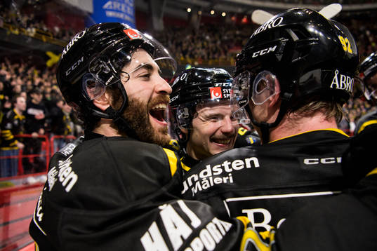 AIKs Mathew Maione och Zion Nybeck jublar