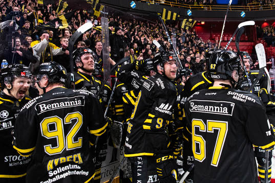 AIKs Richard Gynge jublar med lagkamrater och supportrar