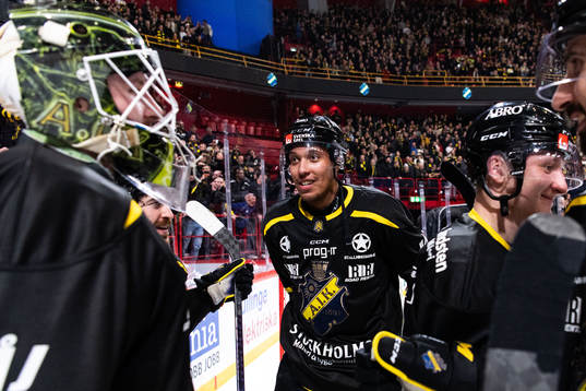 AIKs Oscar Nord jublar med lagkamrater och supportrar