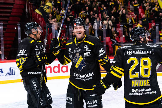 AIKs Oscar Nord, Calle Åsell och Mathew Maione  jublar