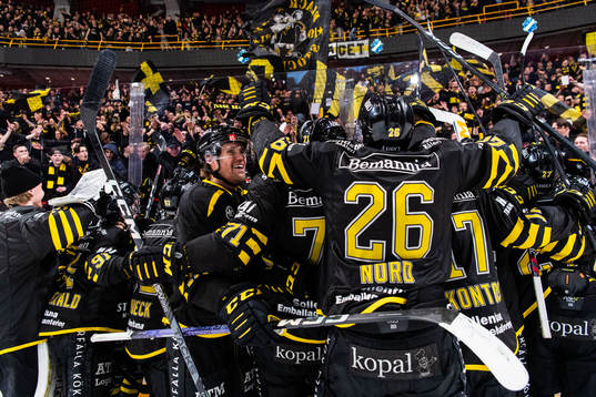 AIKs spelare jublar
