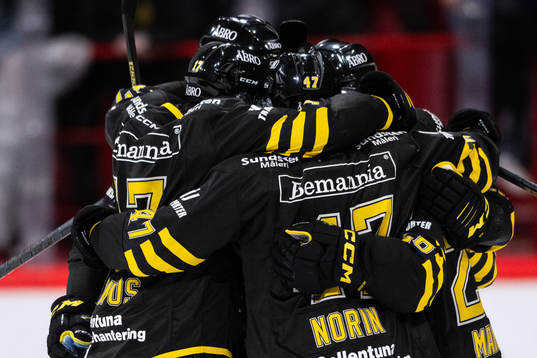 AIKs Mathew Maione jublar med lagkamrater