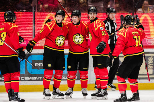Brynäs Greg Scott jublar med Linus Ölund och Jack Kopacka