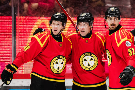 Brynäs Greg Scott jublar med Linus Ölund och Jack Kopacka