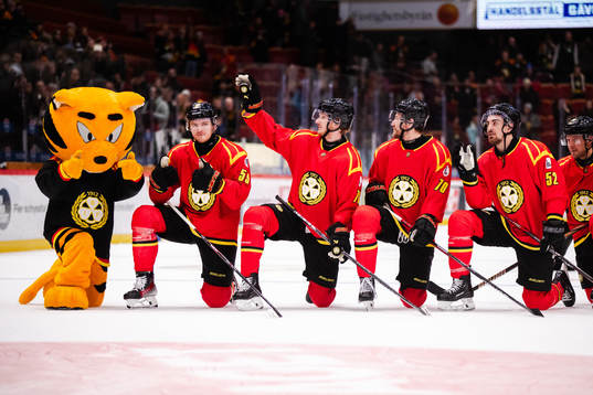 Brynäs Karlis Cukste och Oskar Kvist jublar