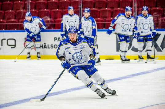 Leksands Lucas Elvenes värmer upp innan ishockeymatchen i