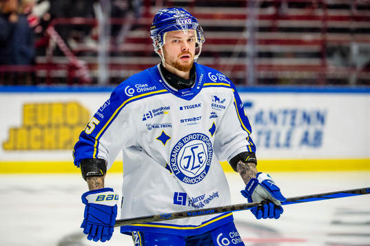 Leksands Lucas Elvenes värmer upp innan ishockeymatchen i