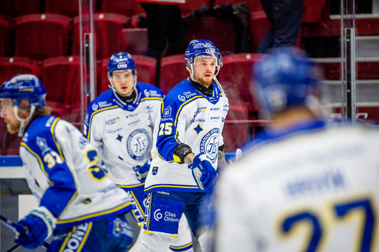 Leksands Lucas Elvenes värmer upp innan ishockeymatchen i
