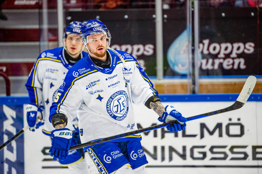 Leksands Lucas Elvenes värmer upp innan ishockeymatchen i