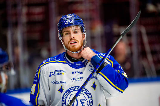 Leksands Peter Cehlarik värmer upp innan ishockeymatchen i