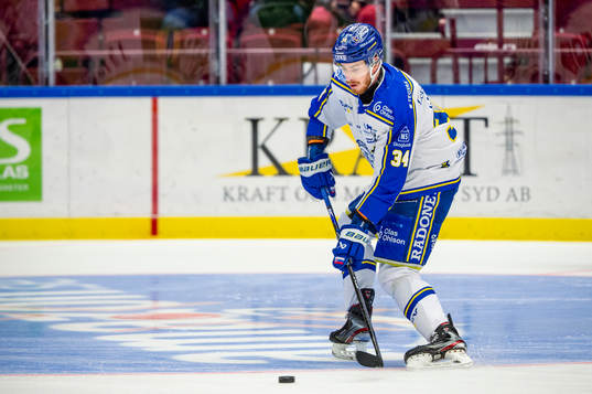 Leksands Peter Cehlarik värmer upp innan ishockeymatchen i