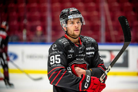 Malmö Redhawks Carl Persson värmer upp innan