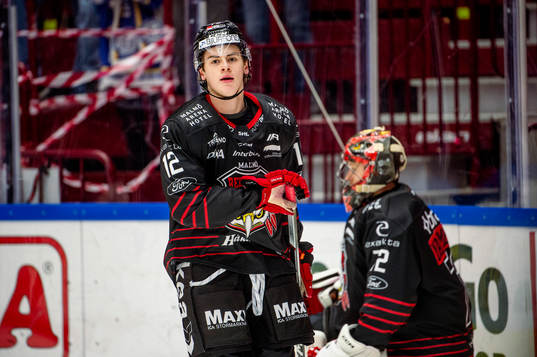 Malmö Redhawks Hjalte Kruse Thomsen värmer upp innan