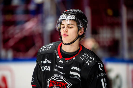 Malmö Redhawks Hjalte Kruse Thomsen värmer upp innan