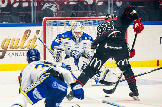 Malmö Redhawks Fredrik Händemark mot Leksands målvakt