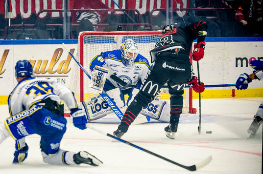 Malmö Redhawks Fredrik Händemark mot Leksands målvakt
