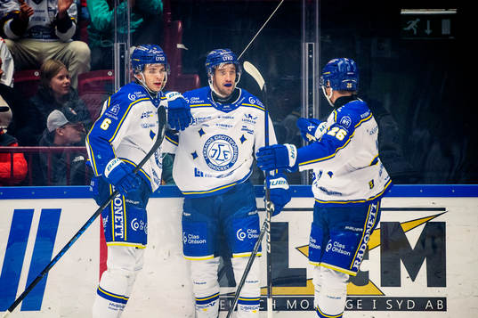 Leksands Max Veronneau jublar med lagkamraterna