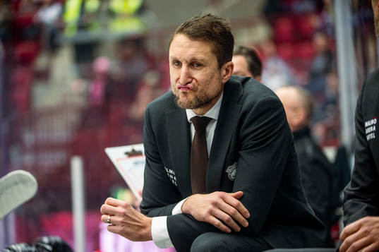 Malmö Redhawks tränare Tomas Kollar deppar