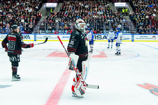 Malmö Redhawks målvakt Adam Werner blir utbytt
