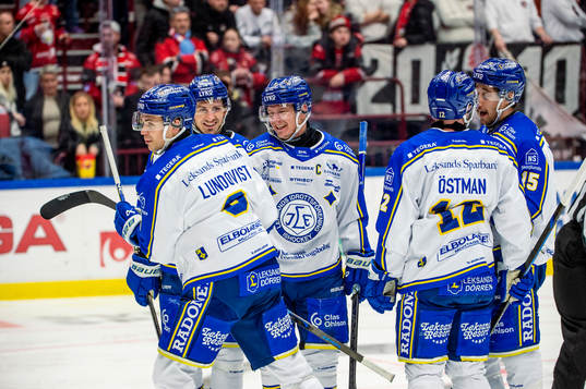 Leksands Alexander Lundqvist jublar med lagkamraterna