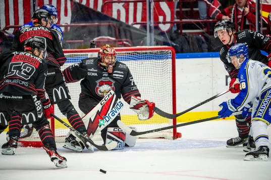 Leksands Olle Alsing mot Malmö Redhawks målvakt Daniel