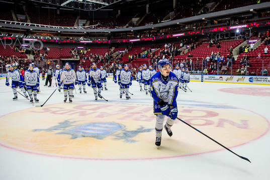Leksands Alexander Lundqvist jublar med lagkamraterna