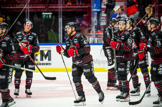 Malmö Redhawks Joakim Ryan deppar med lagkamraterna