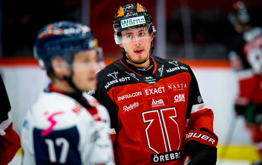 Örebros Samuel Johannesson inflör ishockeymatchen i SHL
