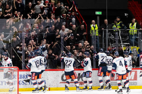 Linköpings spelare jublar med supportrar