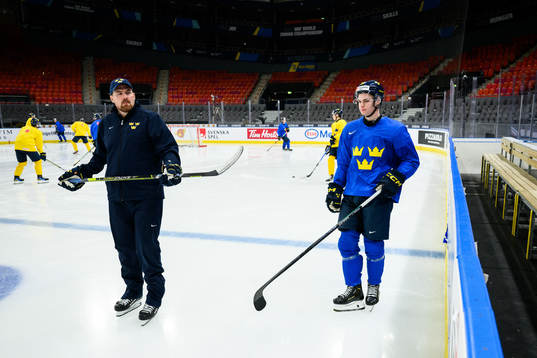 Assistant coach Gereon Dahlgren and Oskar Pettersson of
