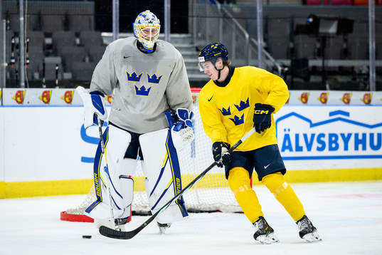 goaltender Melker Thelin and Jonathan Lekkerimäki of