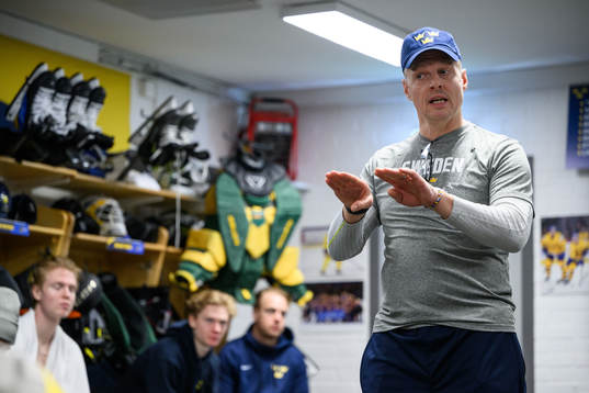 Head coach Magnus Hävelid in the dressing room