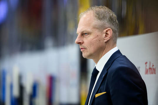 Head coach Magnus Hävelid of Sweden
