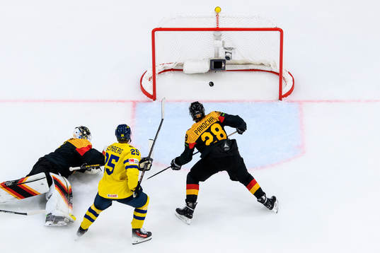 Otto Stenberg of Sweden scores 0-4