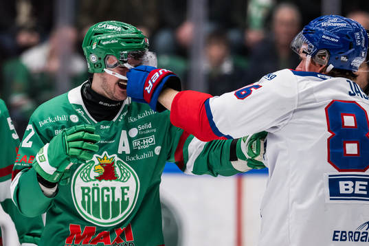 Rögles Brady Ferguson och Oskarshamns Lukas Jasek