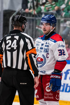 Oskarshamns Oscar Engsund i diskussion med domaren