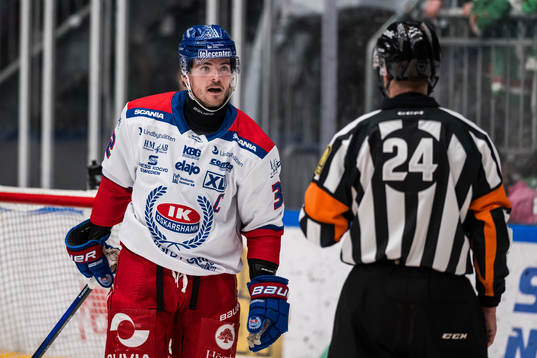 Oskarshamns Oscar Engsund i diskussion med domaren