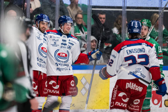 Oskarshamns Ahti Oksanen och Austin Wagner jublar