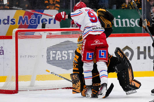 Timrås Magnus Pääjärvi och Skellefteås målvakt Gustaf