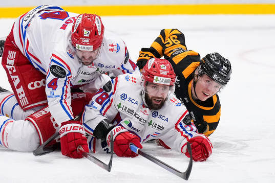 Timrås Tim Erixon och Robin Hanzl i en kamp mot
