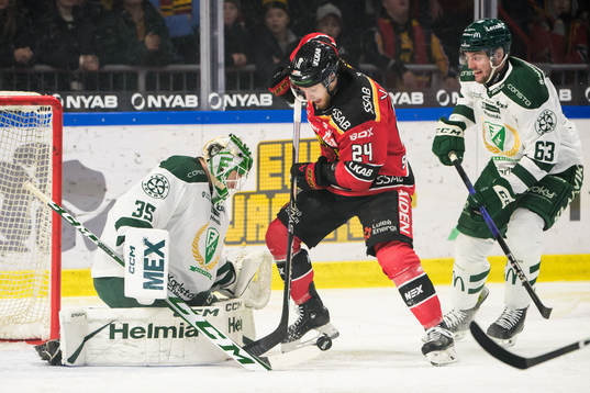 Luleås Brendan Shinnimin oroar framför Färjestads