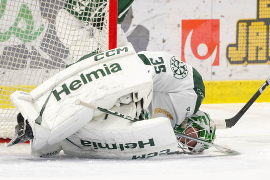 Färjestads målvakt Carl Lindbom har ont